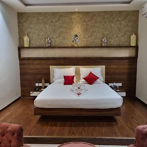 Happys Hotel